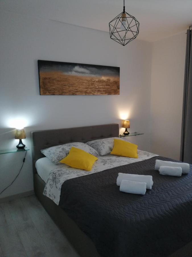 Seny Gold Apartment Pula Exterior photo